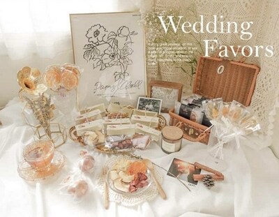 The most popular Wedding Favors are the Natural dried fruits with Taiwanese tea and the Lollipops with dried fruits from Happinessegg