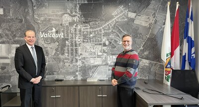 André Bachand, député de Richmond, accompagné de Pierre Tétrault, maire de Valcourt. (Groupe CNW/Cabinet de la ministre des Affaires municipales)