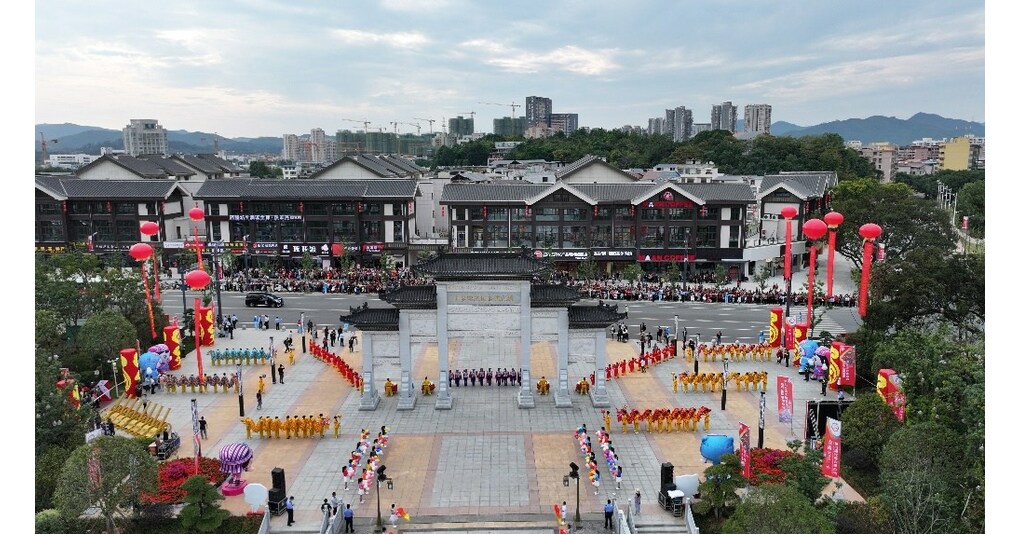 Hakka from all over the world gather in Longnan to experience the charm of the capital of walled villages and the city of mountains and waters