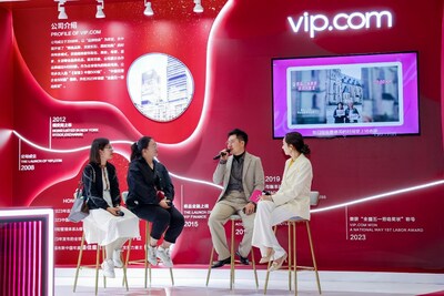 A representative of Vipshop's buyer communicated with consumers at the 6th CIIE