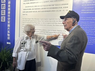 Flying Tigers veteran Mel McMullen and his wife show his name on a board during their visit to the Stilwell Museum in southwest China's Chongqing municipality. (Photo by Liu Lingling/People's Daily)