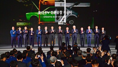 (the eighth from left) Euisun Chung, Executive Chair of Hyundai Motor Group; 
  (the sixth from left) Jaehoon Chang, President and CEO of Hyundai Motor Company;
  (the seventh from left) Youngjin Jang, First Vice Minister of the Ministry of Trade, Industry and Energy;
  (the ninth from left) Doo-gyeom Kim, Ulsan Metropolitan City Mayor;
  (the fourth from left) Giorgetto Giugiaro, Legendary Modern Automotive Designer; (PRNewsfoto/Hyundai Motor Company)