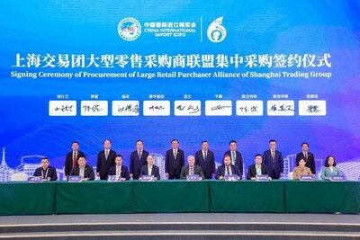 Photo shows that the signing ceremony of procurement of Large Retail Purchaser Alliance of Shanghai Trading Group was held in Shanghai on Nov. 8.