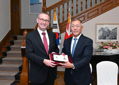 (From left) Colin Crooks (British Ambassador to the Republic of Korea), Euisun Chung (Executive Chair of Hyundai Motor Group)