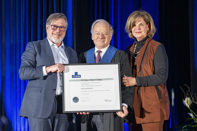 L’honorable Raymond Bachand reçoit un diplôme honoris causa des mains de l’honorable Liza Frulla, directrice générale de l’ITHQ, et de Paolo Di Pietrantonio, président de son conseil d’administration (crédit photo : Jean-Philip Lessard) (Groupe CNW/Institut de tourisme et d'hôtellerie du Québec)