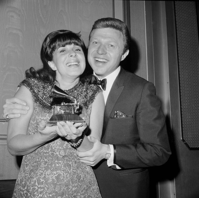 STEVE LAWRENCE & EYDIE GORME SHOWCASED IN FIRST-EVER RETROSPECTIVE SPECIAL - Vimarsana News