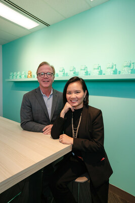 Chris Pine and Tina Lee - CEO, T&T Supermarkets (CNW Group/T&T Supermarkets)