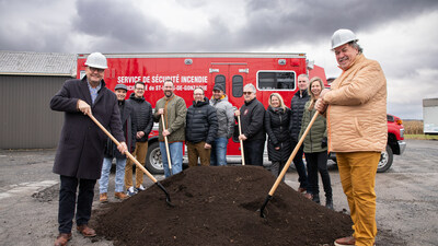 À gauche de la photo, le député de Beauharnois, M. Claude Reid, avec le maire de Saint-Louis-de-Gonzague, M. Yves Daoust, à droite de la photo. Le député et le maire sont accompagnés de conseillers municipaux, d’intervenants en incendie et de partenaires du projet. (Groupe CNW/Cabinet de la ministre des Affaires municipales)