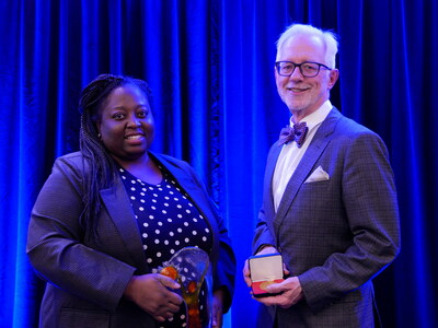 La Dre Oluwabukola Salami (gauche) est la laurate inaugurale du nouveau prix pour la diversit et de l'quit en recherche et le Dr Kenneth Rockwood (droite) a reu la Mdaille d'honeur 2023 de la Fondation pour la recherche en sant. (Groupe CNW/Mdicaments novateurs Canada)