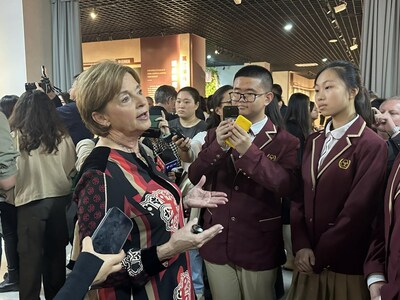 Nell Calloway communicates with local students at the Stilwell Museum in southwest China's Chongqing municipality. (Photo by Liu Lingling/People's Daily)