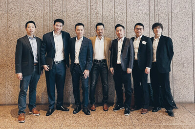 XREX 的新加坡團隊，（左二）XREX 新加坡子公司執行長蔡日宏（Christopher Chye）、（左三）XREX 共同創辦人暨集團營收長蕭滙宗、（中間）XREX 共同創辦人暨集團執行長黃耀文、（右二）XREX 新加坡子公司法務經理賴建順、（右一）XREX 集團與 XREX 新加坡法遵主管張淩嵐，於 2022 年 12 月 新加坡合影。 (PRNewsfoto/XREX Inc.)