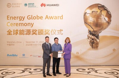 Birgit Murr entrega o prêmio a Wang Sheng, gerente geral do Jiangsu Yining Energy Industry Group da State Grid, e ao Dr. Anthony Hu, especialista-chefe da Unidade de Negócios de Digitalização de Energia Elétrica da Huawei