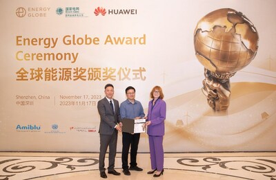 Birgit Murr presenting the award to Wang Sheng, General Manager of State Grid's Jiangsu Yining Energy Industry Group, and Dr. Anthony Hu, Chief Expert of Huawei's Electric Power Digitalization BU (PRNewsfoto/Huawei)