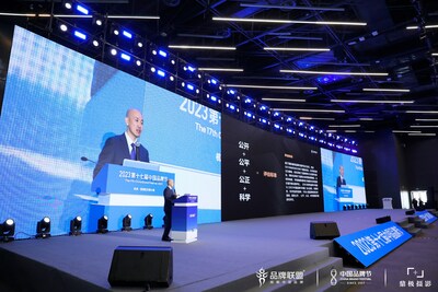 TopBrand Union chairman, Dr. Wang Yong, unveils the TopBrand 2023 Top 500 Global Brands List (PRNewsfoto/TopBrand Union (Beijing) Consulting Company)