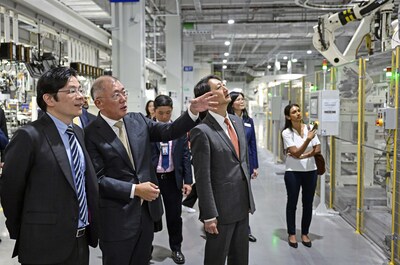 (from left) Lawrence Wong, Deputy Prime Minister of Singapore; Euisun Chung, Executive Chair of Hyundai Motor Group; and Dukgeun Ahn, Minister for Trade, Korea undertaking HMGICS factory tour (PRNewsfoto/Hyundai Motor Group)