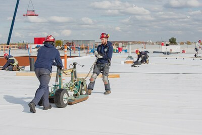 Les défis sont parfois nombreux sur les toitures des grands complexes; mais, rien ne résiste à la compétence des couvreurs-experts de Toitures Hogue. (Groupe CNW/Toitures Hogue inc.)