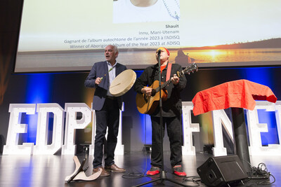 Chief Ghislain Picard on the drum during Shauit's musical performance (CNW Group/cole des dirigeants des Premires Nations (EDPN))