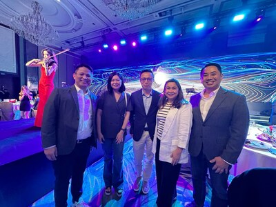 GCash leaders led by CEO Martha Sazon with Ant Group Chairman Eric Jing (PRNewsfoto/GCash)
