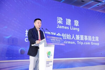 Légende : James Liang, cofondateur et président du groupe Trip.com, s'adressant aux invités lors de la cérémonie.