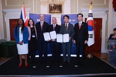 (From left) Kemi Badenoch, Secretary of State for Trade and Business; Angharad Milenkovic, Vice-President (Advancement) UCL; Professor Nigel Titchener-Hooker, Dean of Engineering Sciences, UCL; Dr Michael Spence, President and Provost, UCL; Dongwook Kim, Executive Vice President, HMC; Moonkyu Bang, Minister of Trade, Industry and Energy of the Republic of Korea. (From left) Kemi Badenoch, Secretary of State for Trade and Business; Angharad Milenkovic, Vice-President (Advancement) UCL; Professor Nigel Titchener-Hooker, Dean of Engineering Sciences, UCL; Dr Michael Spence, President and Provost, UCL; Dongwook Kim, Executive Vice President, HMC; Moonkyu Bang, Minister of Trade, Industry and Energy of the Republic of Korea.