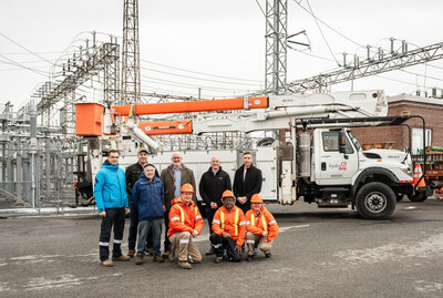Hydro One is joined by officials from Hydro Ottawa, the City of Ottawa and the local community association to announce transmission line upgrades in Ottawa. (CNW Group/Hydro One Inc.)