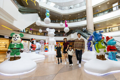 12 BE@RBRICK characters join hands to create a 4.2-Meter-Tall snow-white BE@RBRICK Mickey Mouse at the “BE@RBRICK Snow Party”. (PRNewsfoto/Harbour City Estates Limited)