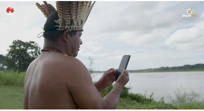 El líder comunitario indígena Anilton Braga Silva celebra la conectividad de alta calidad en el estado de Amazonas, Brasil. Foto: Huawei.
