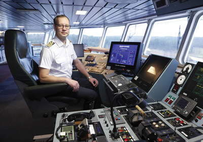 Bridgemans' Senior Master Janis Nurmsalu pilots the MV Isabelle from the bridge. (CNW Group/Bridgemans Services Group (BSG))