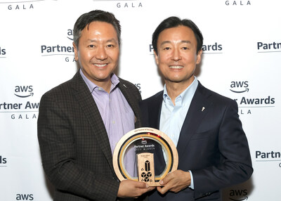 Bespin Global is recognized with Global MSP Partner of the Year at the '2023 GEO and Global AWS Partner Awards' in Las Vegas. The CEO of Bespin Global, Sunny Kim, and the CEO of Bespin Global Korea, Insoo Chang