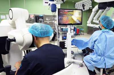 AUO Display Plus “SurgiEyes – Robotic Surgery Real-Time 3D Solution” enables the surgical view seen by the operating surgeon to be converted into a stereoscopic image for the entire medical team in the operating room, significantly enhancing communication efficiency and surgical safety.