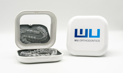 uLab permet aux orthodontistes qui souhaitent promouvoir leur marque auprès de leurs patients de bénéficier d'une image de marque personnalisée au besoin. Les logos personnalisés sont imprimés sur l'emballage du produit et sur le boîtier de l'appareil de rétention.