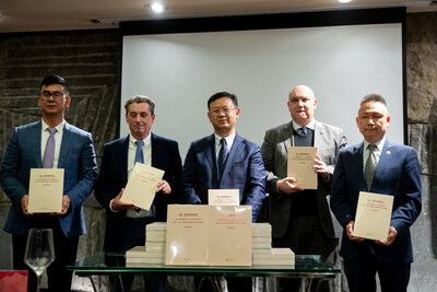 Invitados chinos y extranjeros celebrando conjuntamente el debut del libro
