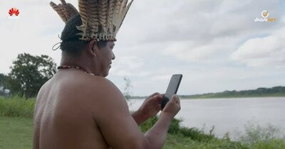 El líder comunitario indígena Anilton Tuchaua celebra la conectividad de alta calidad en el estado de Amazonas, Brasil. Foto: Huawei.