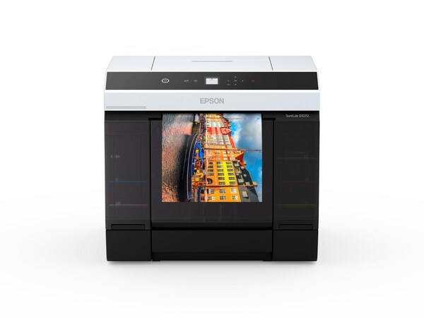Designed to help businesses expand offerings with efficient double-sided printing on photo sheet media, the SureLab D1070DE professional minilab printer offers outstanding image quality, reliability and speed, ideal for fulfillment labs, photo studios, retail operations and entertainment venues.