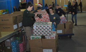 Les 2400 pompiers de Montréal mettent pleins gaz sur la campagne annuelle des paniers de Noël en cette période cruciale de ralentissement économique et d'accroissement de la pauvreté