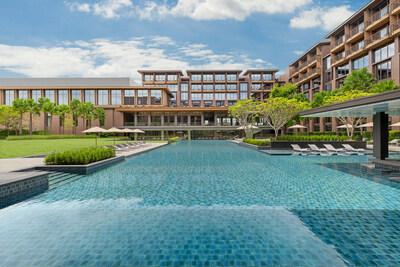The 40-meter resort-style swimming pool and swim-up bar at Courtyard by Marriott Bangkok Suvarnabhumi Airport