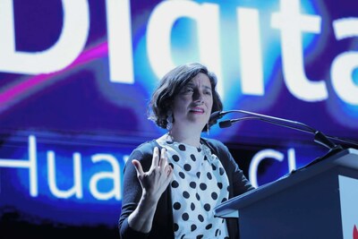 Aisén Etcheverry, Ministra da Ciência, Tecnologia, Conhecimento e Inovação do Chile, enfatizou a importância da IA e da tecnologia de nuvem para o desenvolvimento do Chile em seu discurso. (PRNewsfoto/HUAWEI CLOUD)