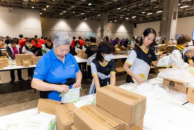 Around 200 volunteers from Sands China and the Rotary Club of Macau work together to build more than 27,000 hygiene kits for global charity Clean the World at The Venetian Macao Dec. 1. (PRNewsfoto/Sands China Ltd.)