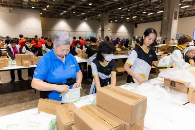 About 200 volunteers from Sands China and the Rotary Club of Macau work together to make more than 27,000 hygiene kits for the global charity Clean the World at The Venetian Macao on December 1.  (PRNewsfoto/Sands China Ltd.)