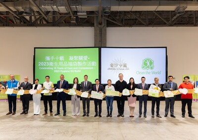 Dr. Wilfred Wong (centre), president of Sands China Ltd.; Gyneth Tan (seventh from right), managing director of Clean the World Asia; João Francisco Pinto (first from left), president of Rotary Club of Macau; and other executives officiate the ribbon-cutting for the hygiene kit build Friday at The Venetian Macao’s Cotai Expo. (PRNewsfoto/Sands China Ltd.)