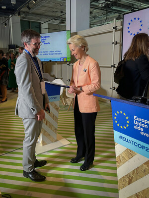 Le ministre Guilbeault discute avec Ursula von der Leyen, présidente de la Commission européenne, lors de la COP28. (Lien vers la photo) (Groupe CNW/Environnement et Changement climatique Canada)