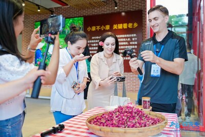 On Nov. 29, the group of reporters and social media personalities visited Sanya Yalong Bay International Rose Valley, an industrial base boosting the development of surrounding villages. (Photo: Hainan International Media Center)