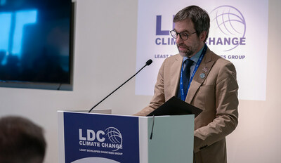Le ministre Guilbeault parle lors de la sance sur l'Initiative des pays les moins avancs pour l'adaptation et la rsilience lors de la COP28. (Groupe CNW/Environnement et Changement climatique Canada)