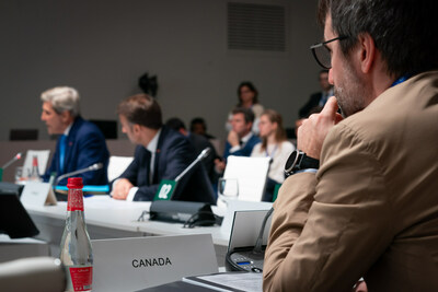 Le ministre Guilbeault en compagnie d'autres dirigeants lors de la COP28. (Groupe CNW/Environnement et Changement climatique Canada)