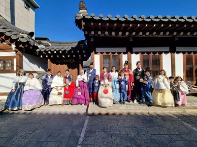 Exploring Seoul's Beauty: Eye Level Literary Awards recipients savoring a special moment at historic locations during their tour of Seoul. (PRNewsfoto/Eye Level)