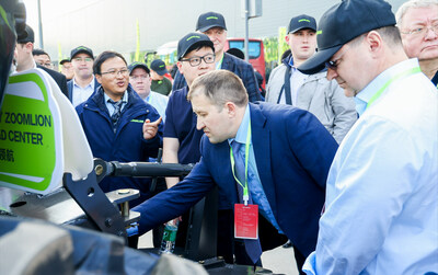 Representantes de agentes internacionales examinan de cerca los productos de Zoomlion Agriculture Machinery (PRNewsfoto/Zoomlion)