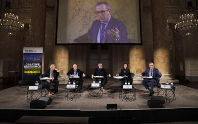 Radoslaw Kedzia de Huawei (pantalla derecha y también superior) hablando en el Global Peter Drucker Forum (PRNewsfoto/HUAWEI TECHOLOGIES CO., LTD.)