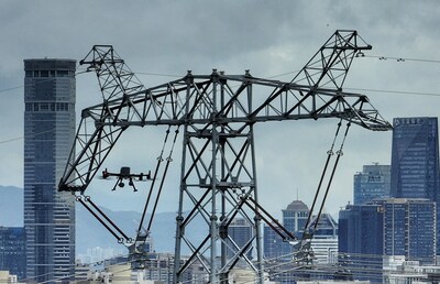 南方電網深圳供電局利用大型多功能無人機對重要線路進行巡視。（南方電網供圖） (PRNewsfoto/Xinhuanet North America)