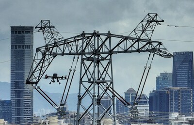 A China Southern Power Grid Shenzhen Power Supply Bureau usa grandes drones multifuncionais para inspecionar linhas importantes (PRNewsfoto/Xinhuanet North America)