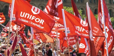 Unifor solidarity action for Telecommunications workers. (CNW Group/Unifor)